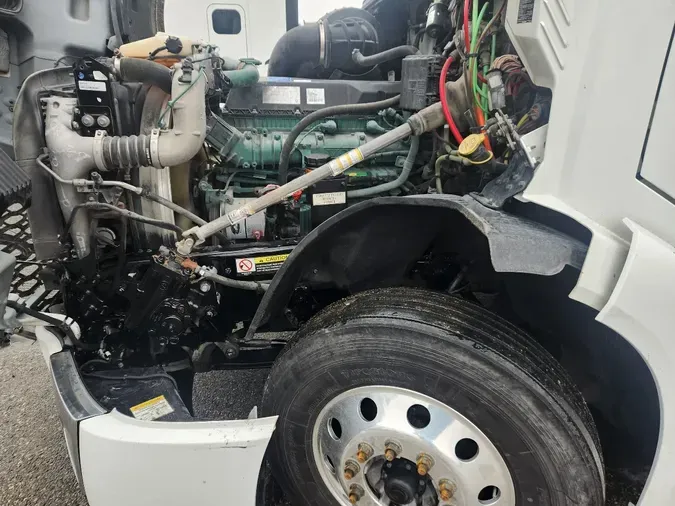 2023 VOLVO VNL64T760