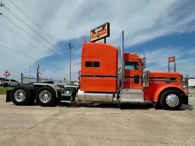 2023 Peterbilt 389