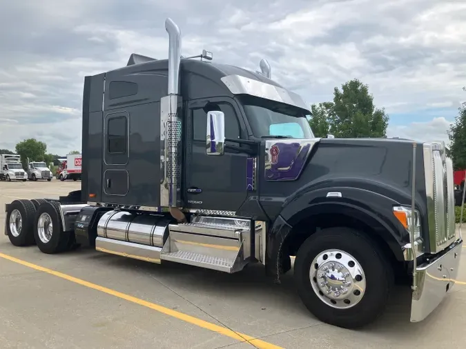 2024 Kenworth W990