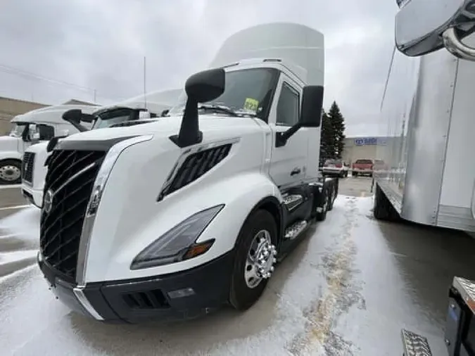 2025 VOLVO VNL64T300