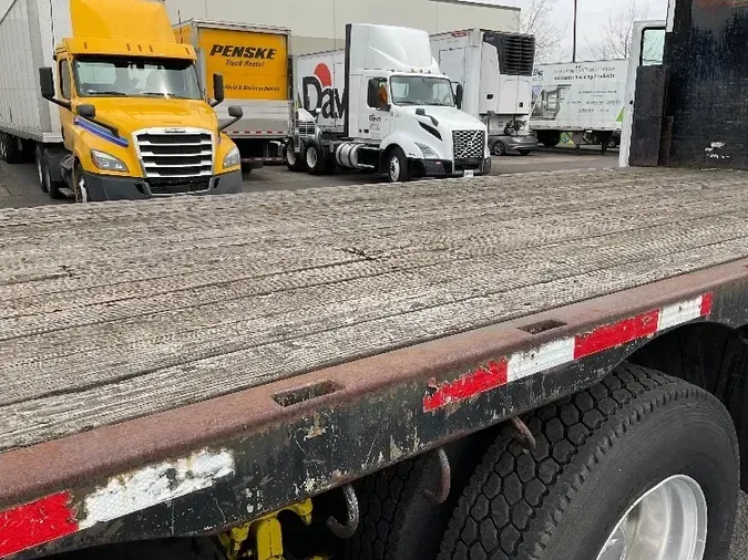 2001 STERLING TRUCK CORP M8500