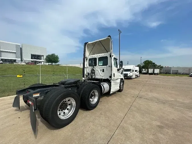 2015 Freightliner X12564ST