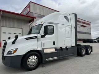 2025 Freightliner Cascadia&reg; Fifth Generation Sleeper Cab Raised Roof 116" / 126" BBC 72"