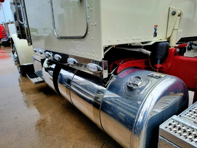 2023 Peterbilt 389