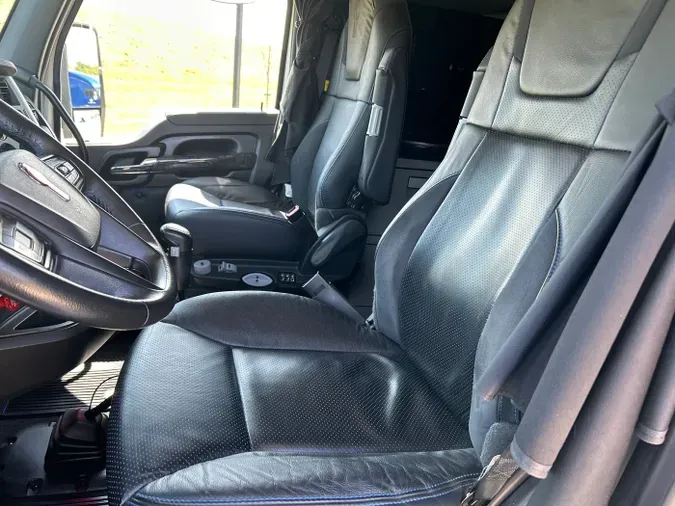2023 Kenworth W990