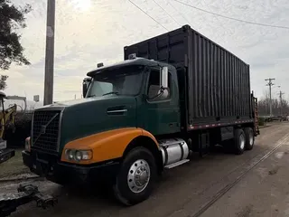 2003 VOLVO VHD104B200