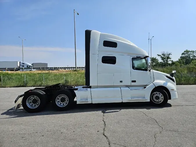 2021 VOLVO VNL64T760
