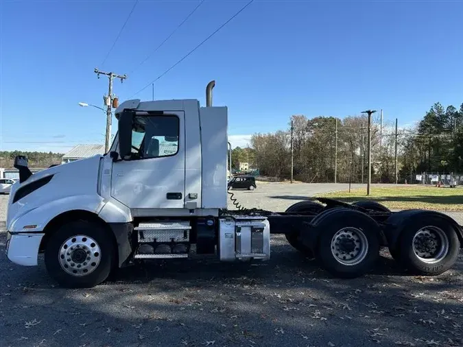 2019 VOLVO VNL300