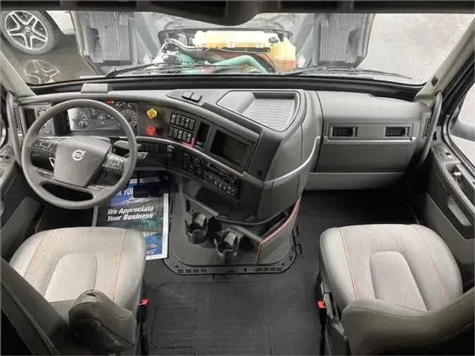 2019 VOLVO VNL64T860