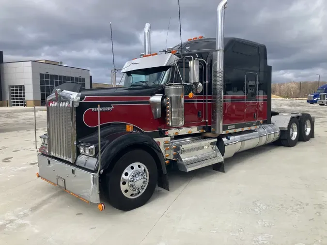 2022 Kenworth W900L