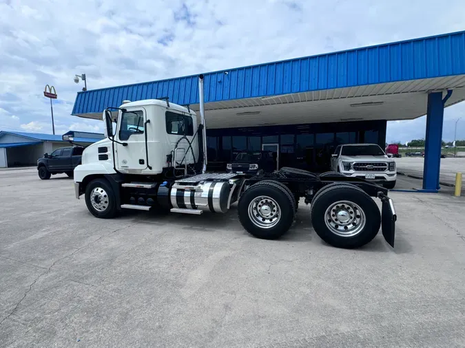 2022 MACK AN64T