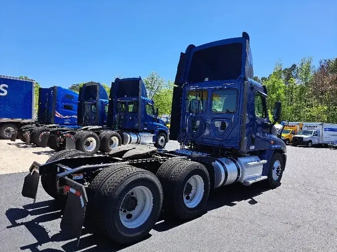 2016 Freightliner X12564ST