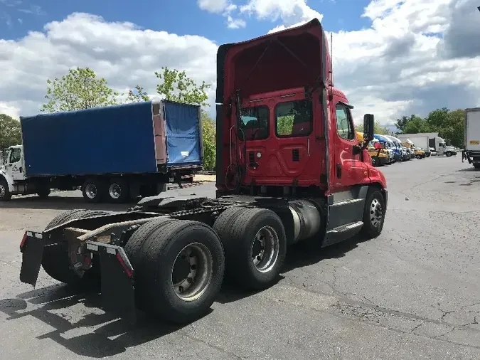 2017 Freightliner X12564ST