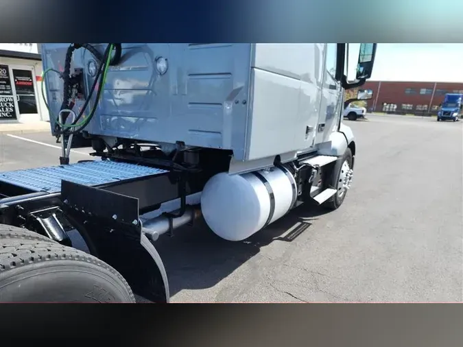 2022 VOLVO VNL740