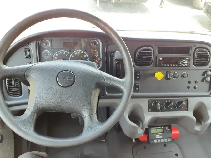 2018 FREIGHTLINER M2 106
