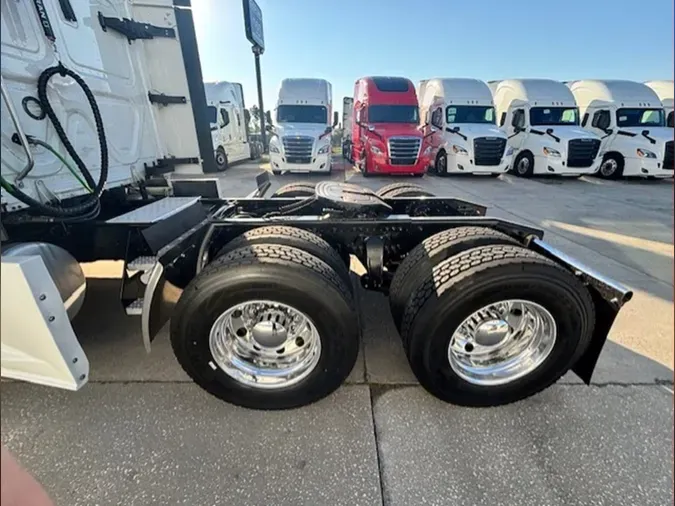 2020 Freightliner Cascadia 126