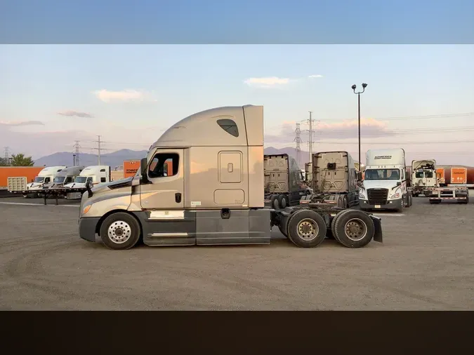 2021 Freightliner Cascadia 126