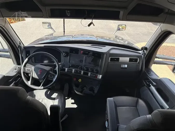 2022 KENWORTH T880