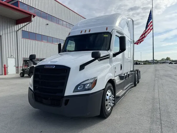 2025 Freightliner Cascadia&reg; Fifth Generation Sleeper Cab Raised Roof 116" / 126" BBC 72"
