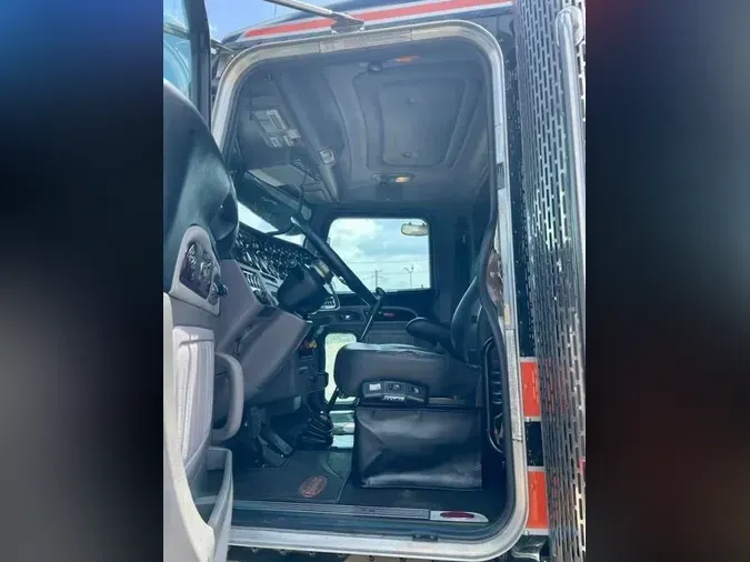 2022 Peterbilt 389