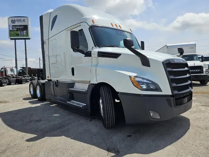 2021 FREIGHTLINER CASCADIA CA126