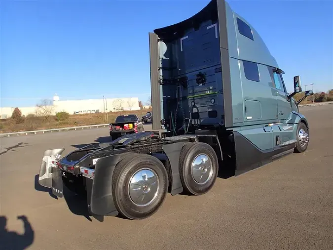 2025 VOLVO VNL64T860