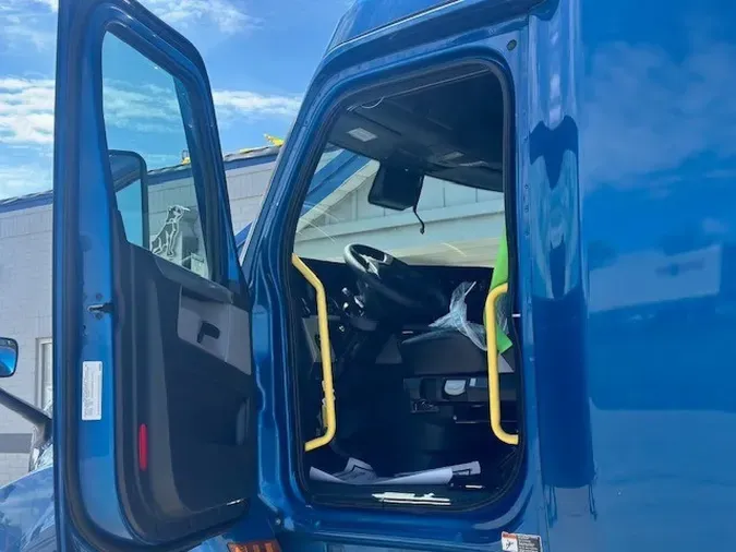 2021 FREIGHTLINER Cascadia 126