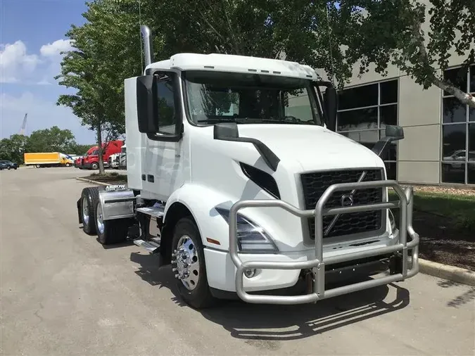 2022 VOLVO VNR64T300