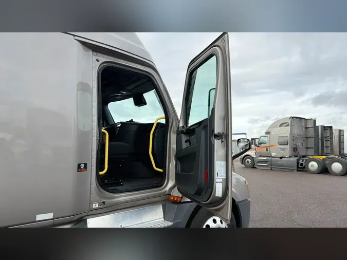 2025 Freightliner Cascadia 126f0e50f38cc80e08fe1aaee50e66b1a29