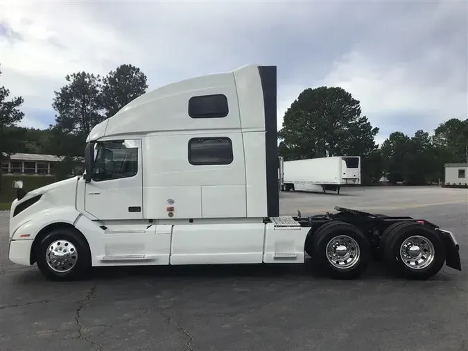 2020 VOLVO VNL860