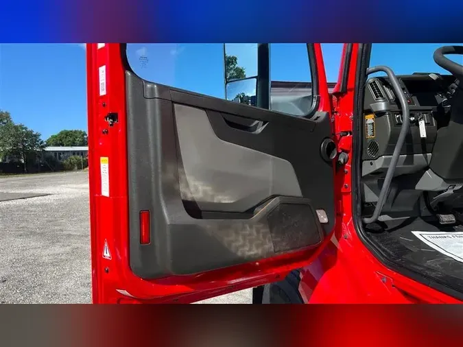 2021 VOLVO VNL740