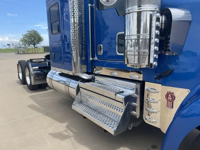 2022 Kenworth W900