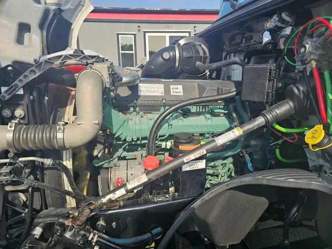 2019 VOLVO VNL64T-300