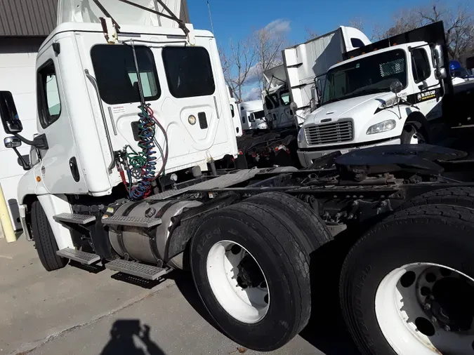 2016 FREIGHTLINER/MERCEDES CASCADIA 125