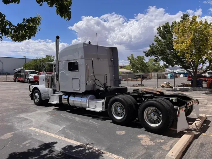 2023 Peterbilt 389