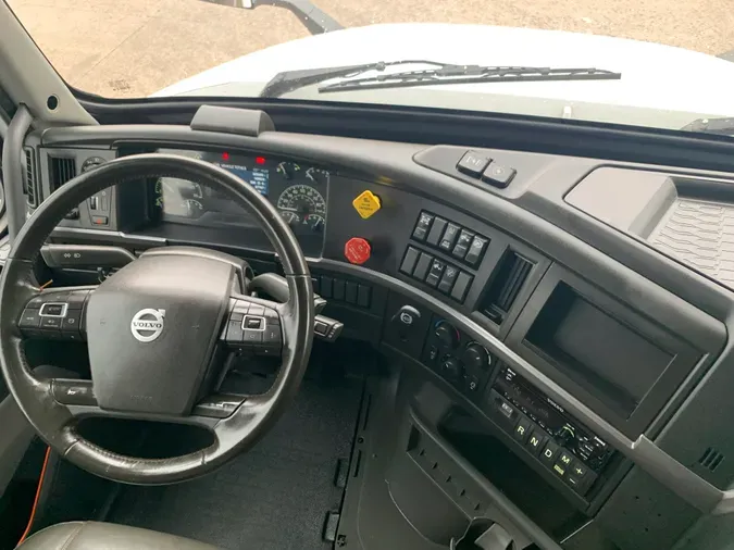 2021 VOLVO VNL64T860