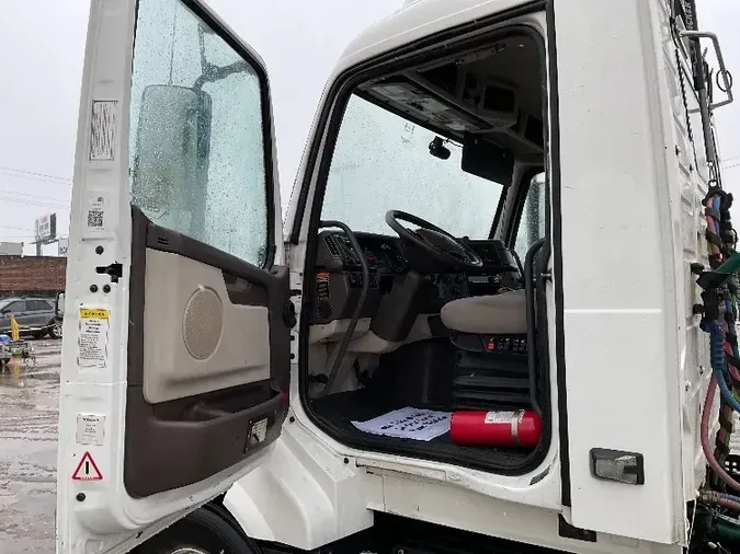 2017 Volvo VNL64300