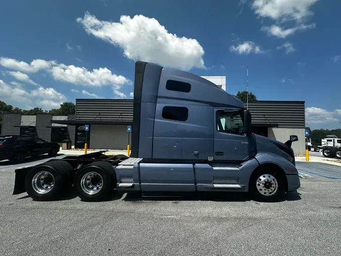 2021 Volvo VNL64T760