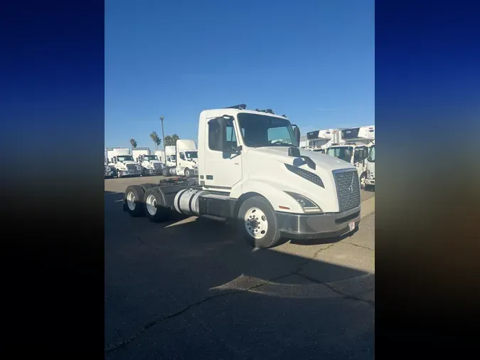 2019 VOLVO VNL64T-300