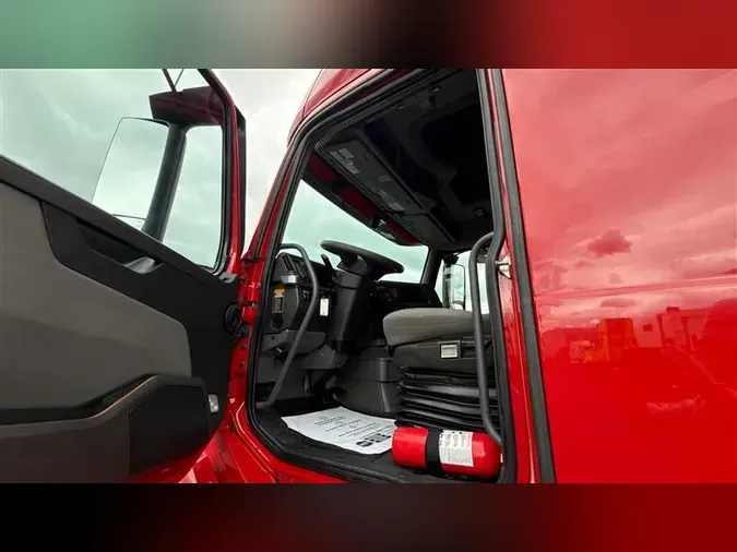 2021 VOLVO VNL760
