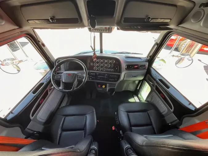 2023 Peterbilt 389