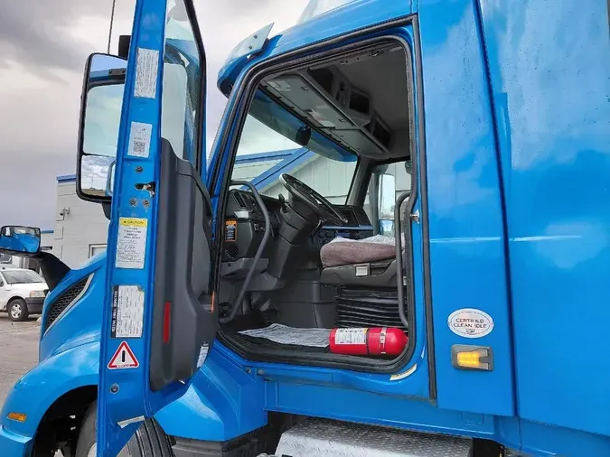 2021 VOLVO VNL64T300