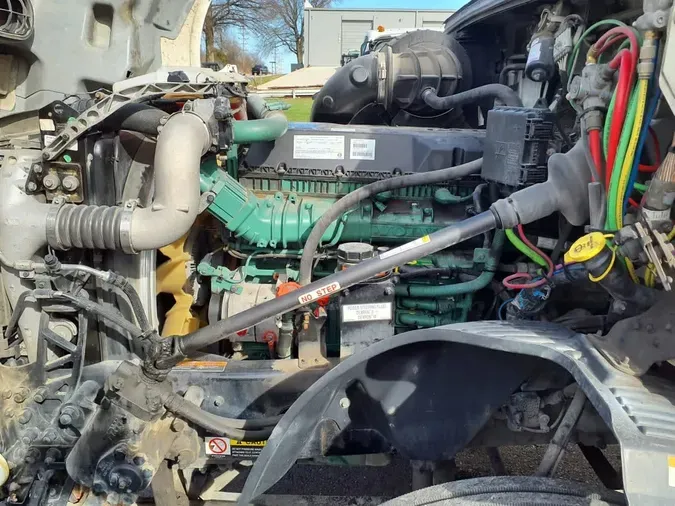 2019 VOLVO VNL64T-300