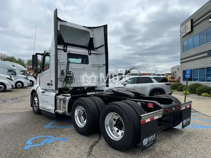 2025 VOLVO VNL64T300