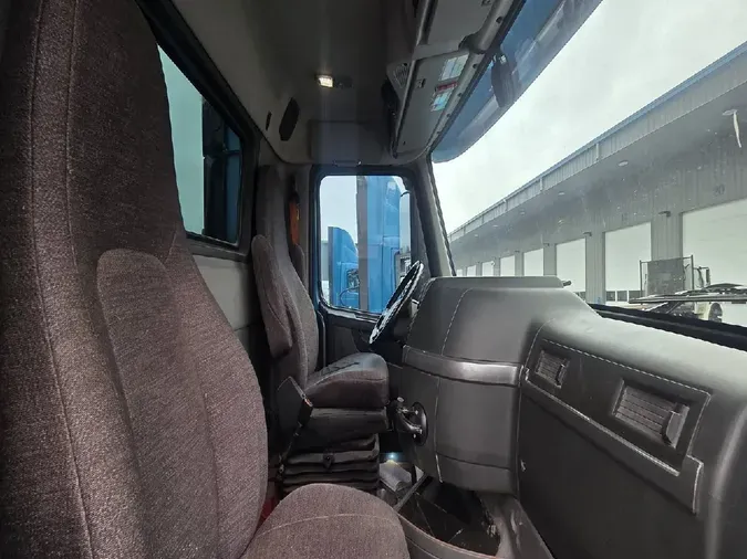 2021 VOLVO VNL64T300