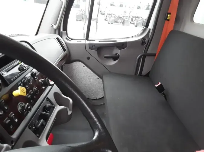 2019 FREIGHTLINER/MERCEDES M2 106