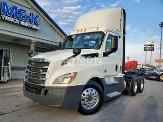 2019 FREIGHTLINER CASCADIA CA126