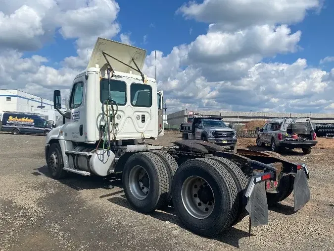 2016 Freightliner X12564ST