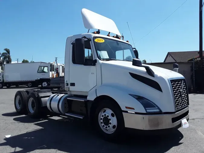 2019 VOLVO VNL64T-300f213da13b5c6bb9f83ab2d96abcc3334