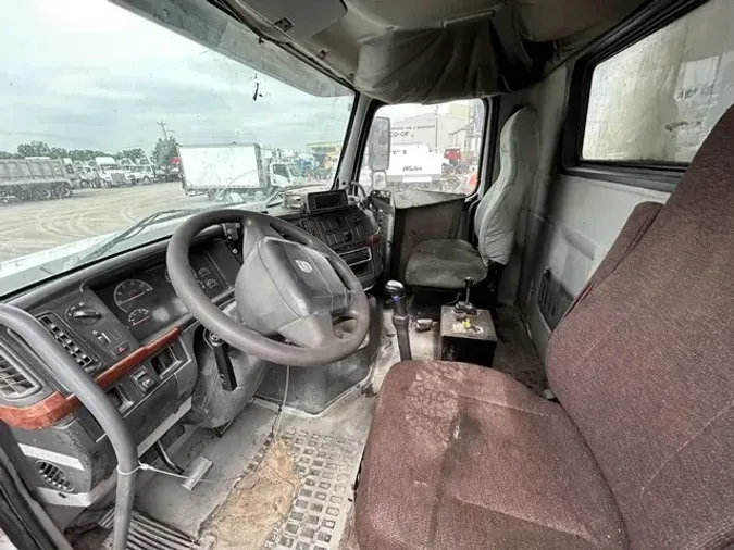 2005 VOLVO VHD84F200